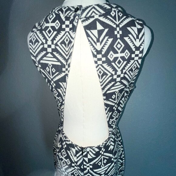 ASTR Tribal Southwestern Tapestry Embroidered Open Back Mini Dress - EUC -Size M - Picture 6 of 9